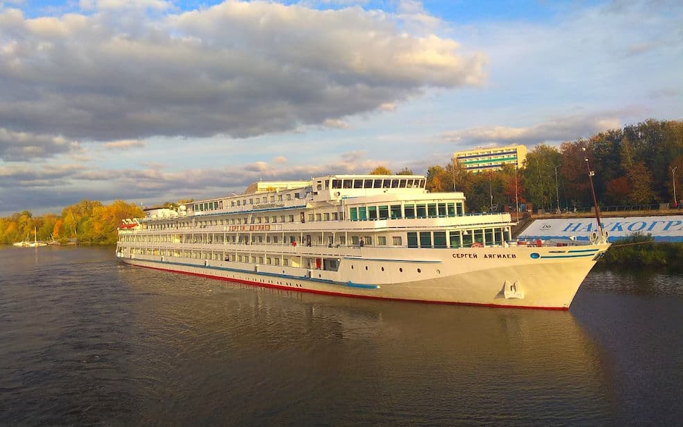 Теплоход Сергей Дягилев у причала Дубны