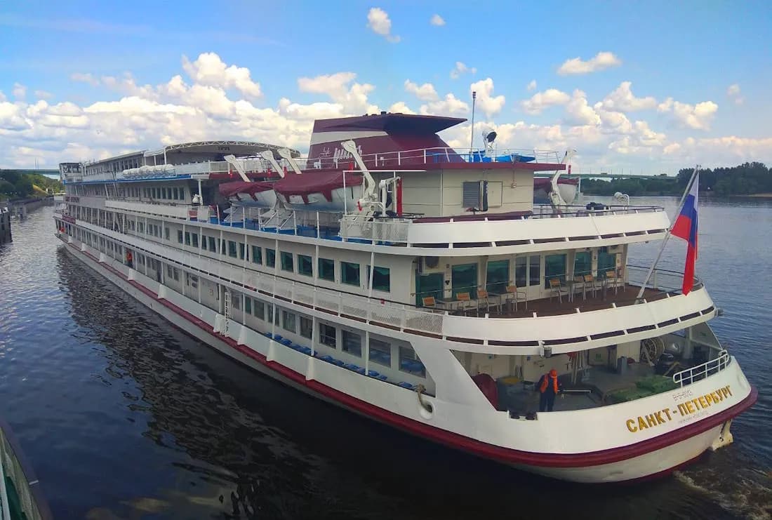 Теплоход Санкт-Петербург