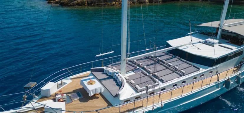 Круизная яхта, вид сверху