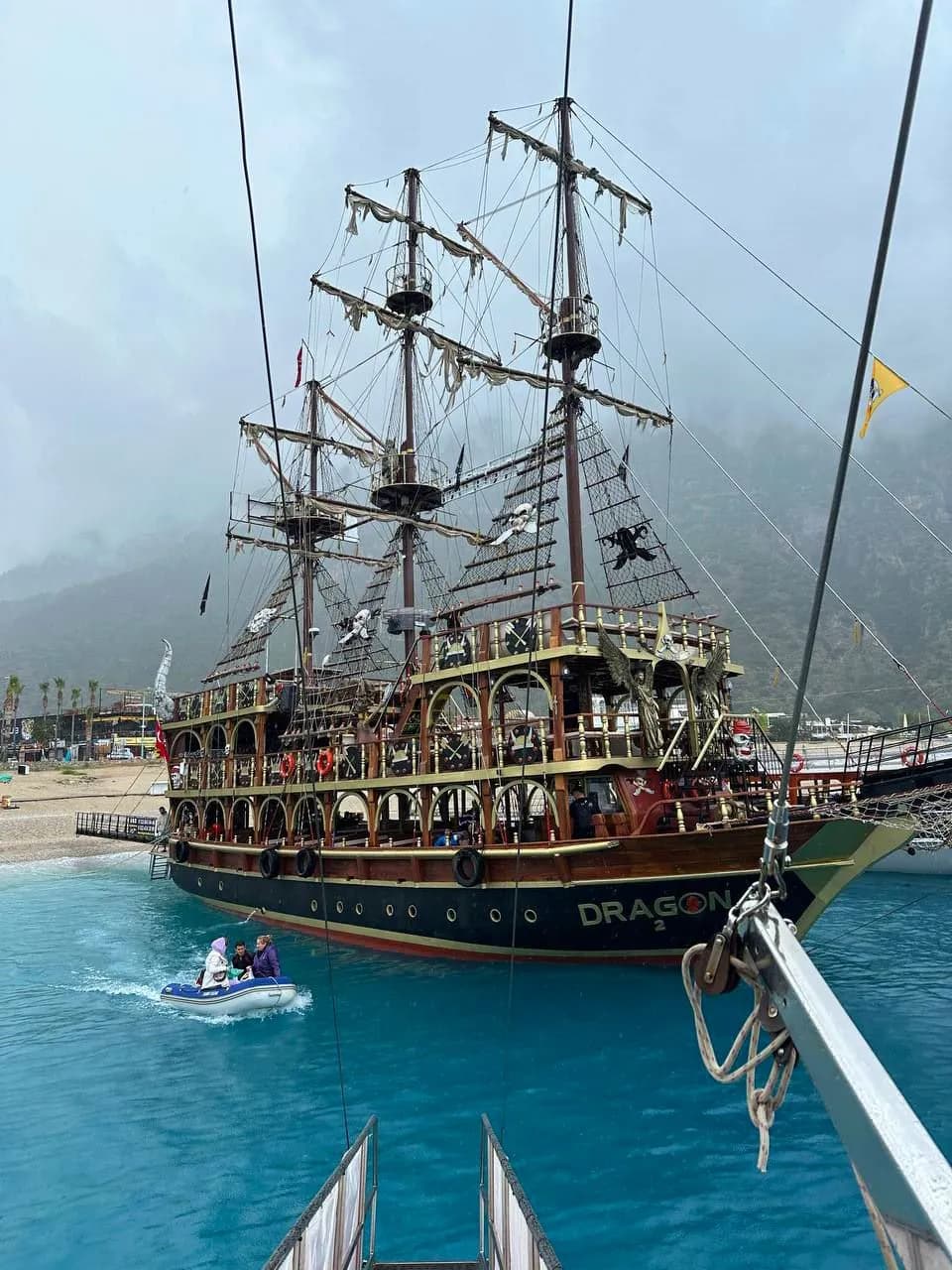 Корабль, стилизованный под пиратский