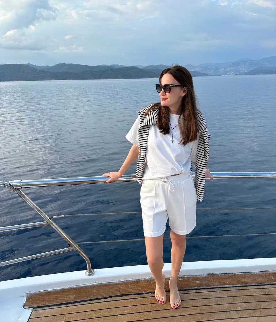 Наша сотрудница на борту яхты на фоне моря