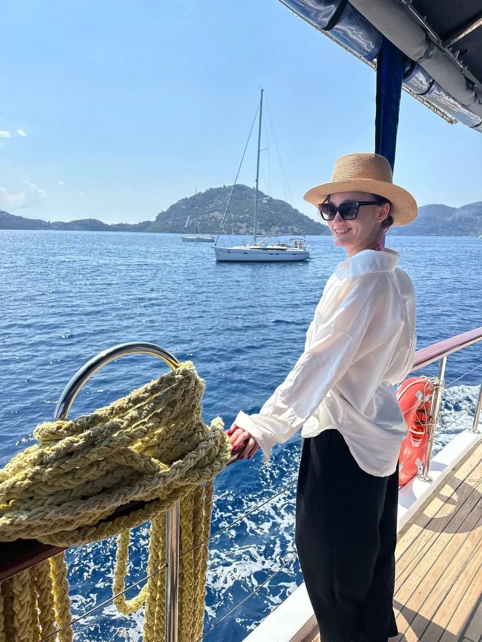 Елена на фоне живописного моря