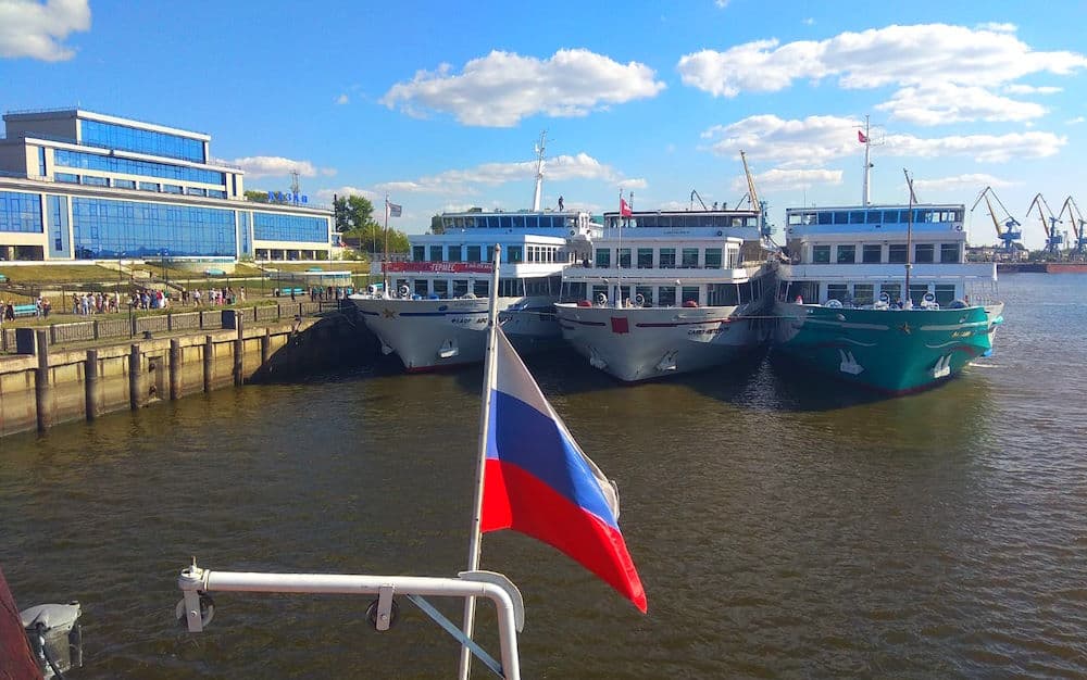 Вид на теплоходы у причала в Казани