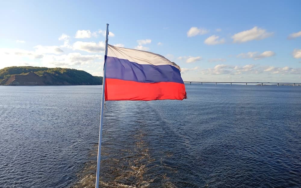 Флаг России на фоне Волги