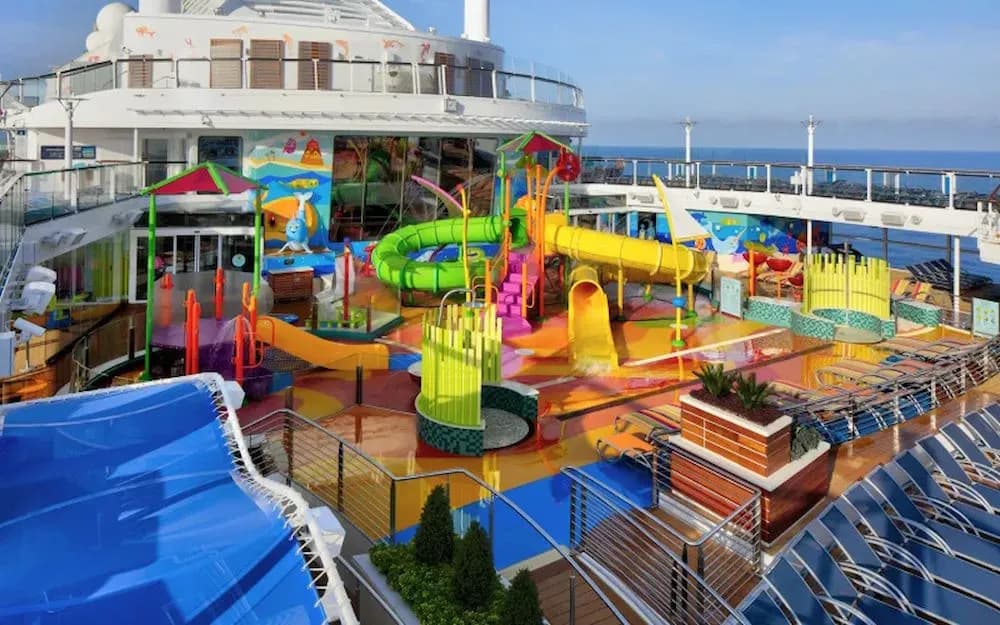 Бассейн и аквапарк на борту Spectrum of the seas