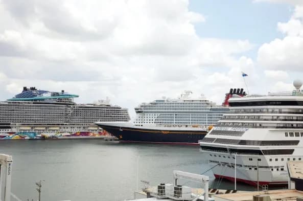 Как устроены экскурсии в портах: стоит ли покупать у круизной компании