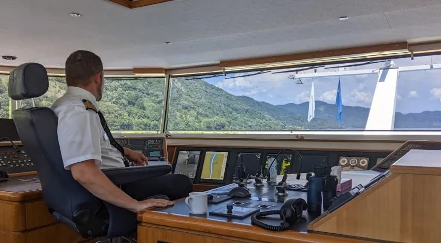 Один день на капитанском мостике: как живёт и работает капитан круизного лайнера