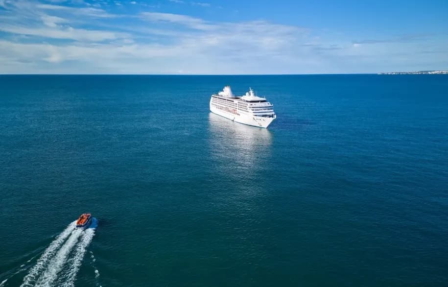 Круизный отдых устроен особенным образом. Он не похож ни на отельный отпуск, ни на классическое путешествие по городам. Здесь ваш отдых — это одновременно и маршрут, и море, и лайнер, который становится домом на несколько дней или недель.