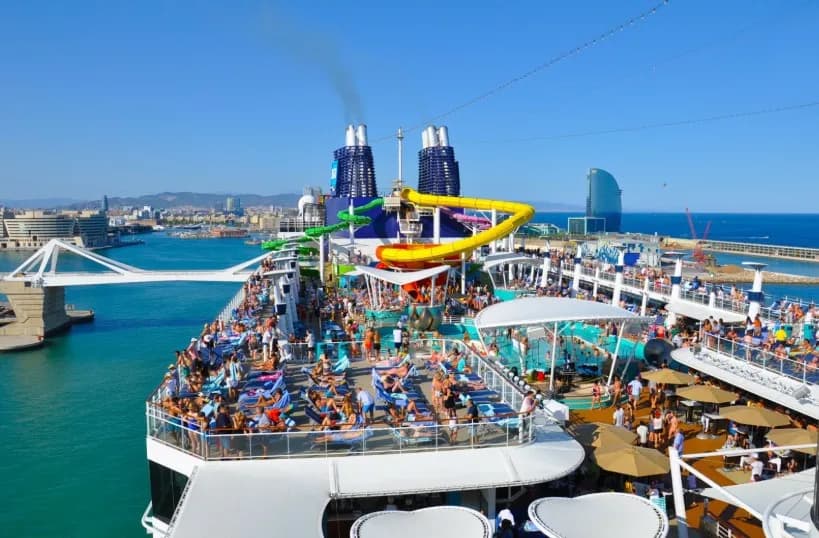 Лайнеры с аквапарками: как выбрать круиз, который понравится детям и взрослым