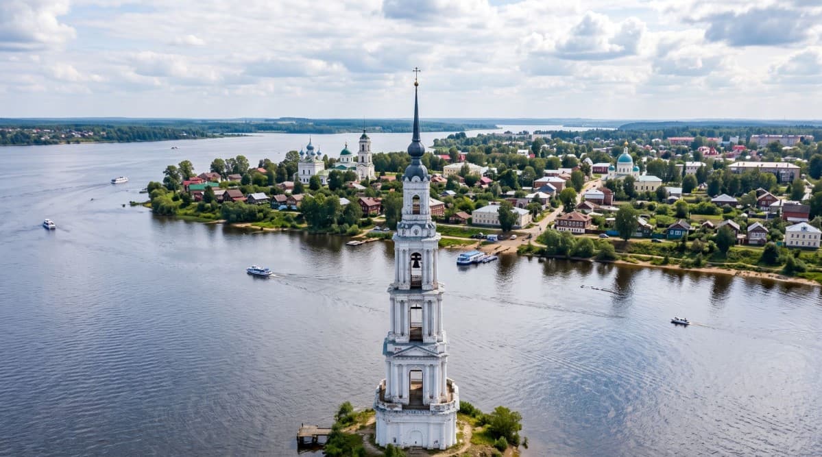 Горбатый мост и набережная Калязина: лучшие виды на колокольню