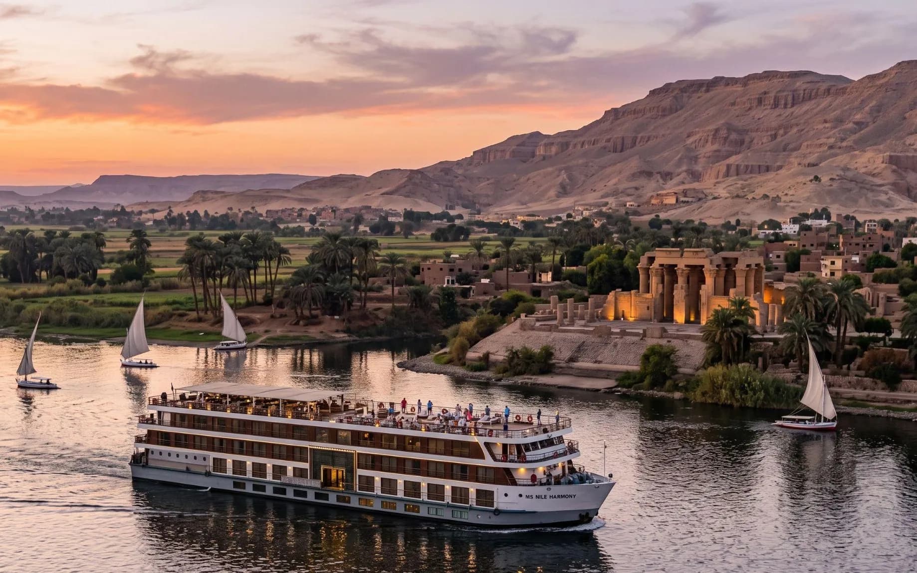Теплоход MS Nile Harmony на Ниле у храма Ком-Омбо на закате