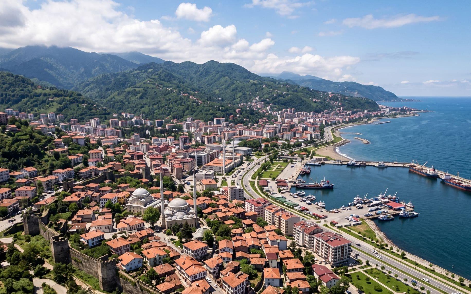 Панорама Трабзона с высоты: город между гор и Чёрного моря