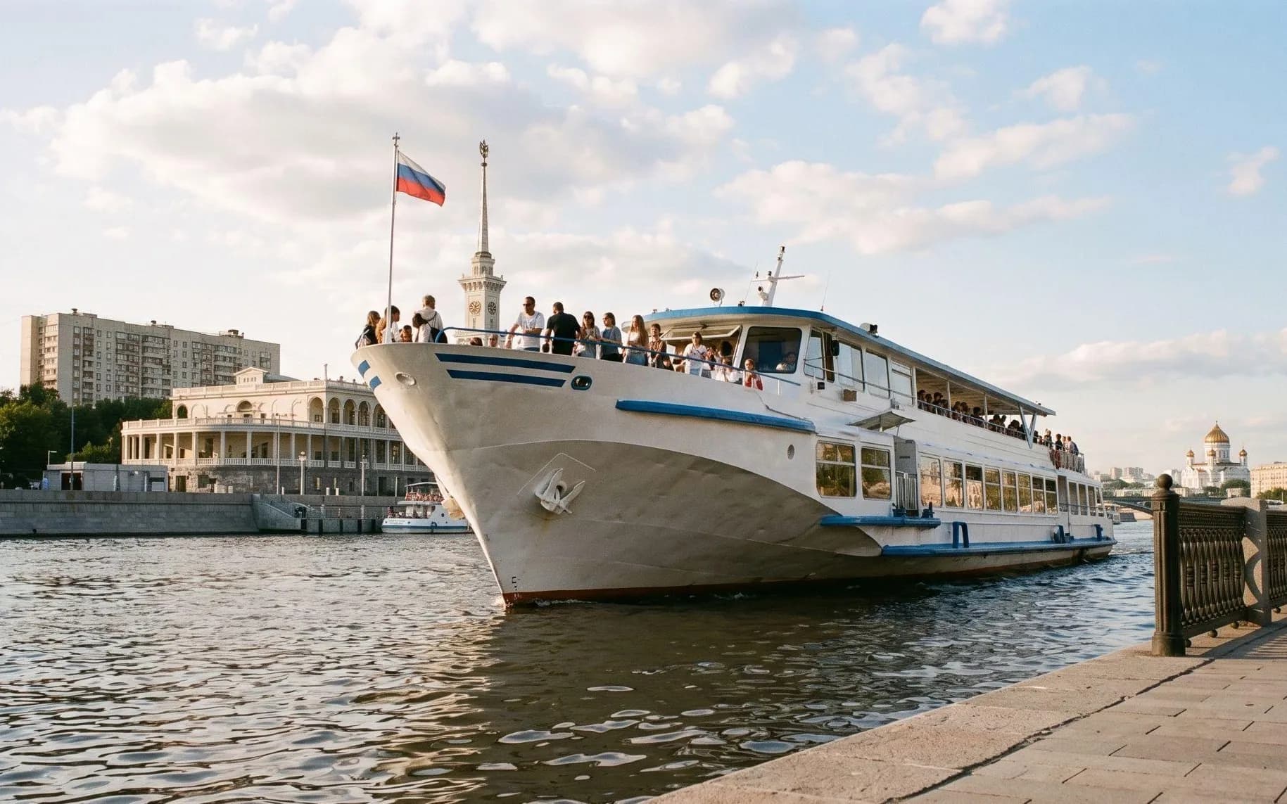 Пассажиры на борту речного теплохода у причала в Москве
