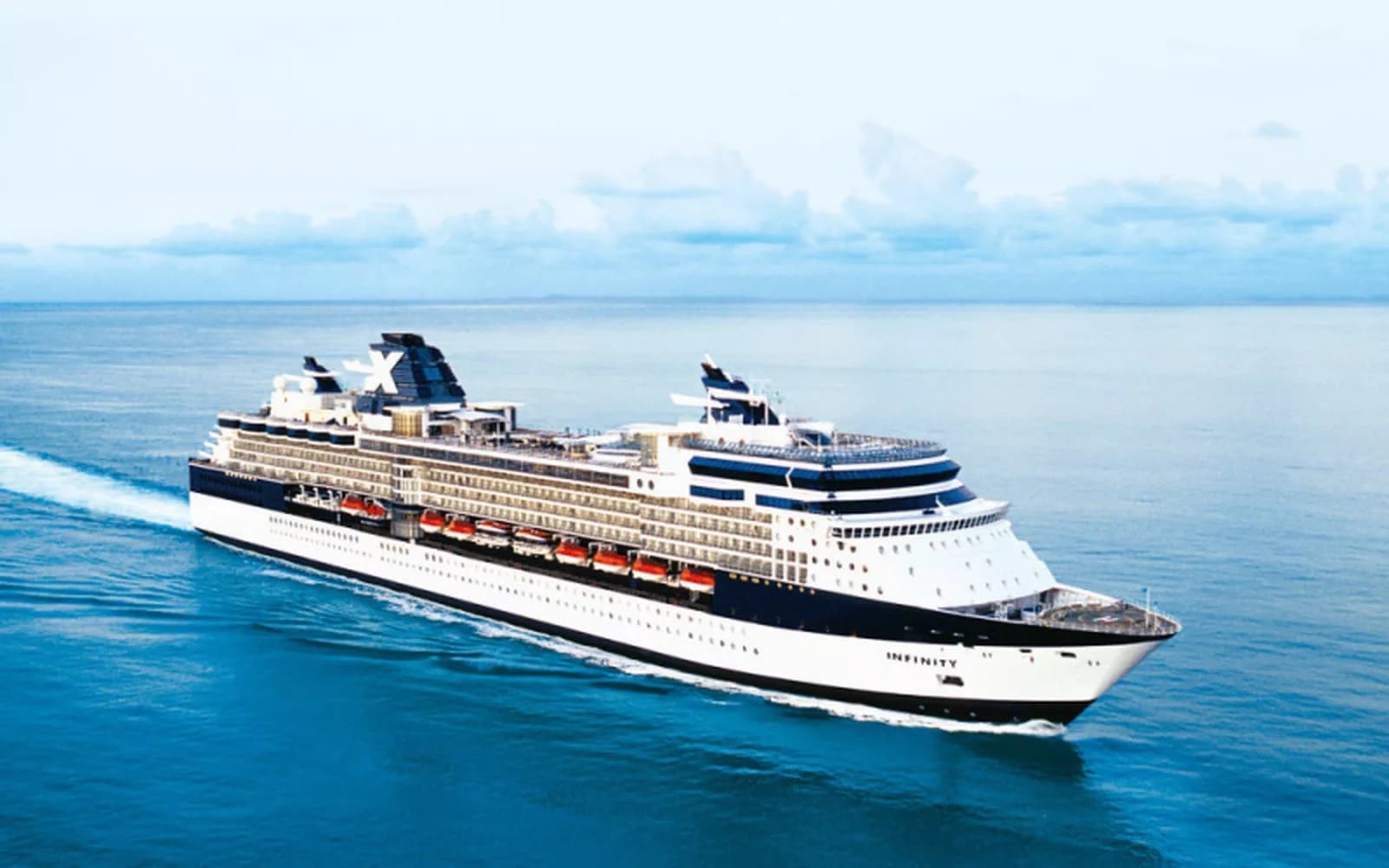 Круизный лайнер Celebrity Infinity в открытом море