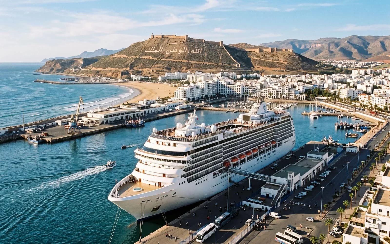 Круизный лайнер Agadir в порту на фоне крепости Касба