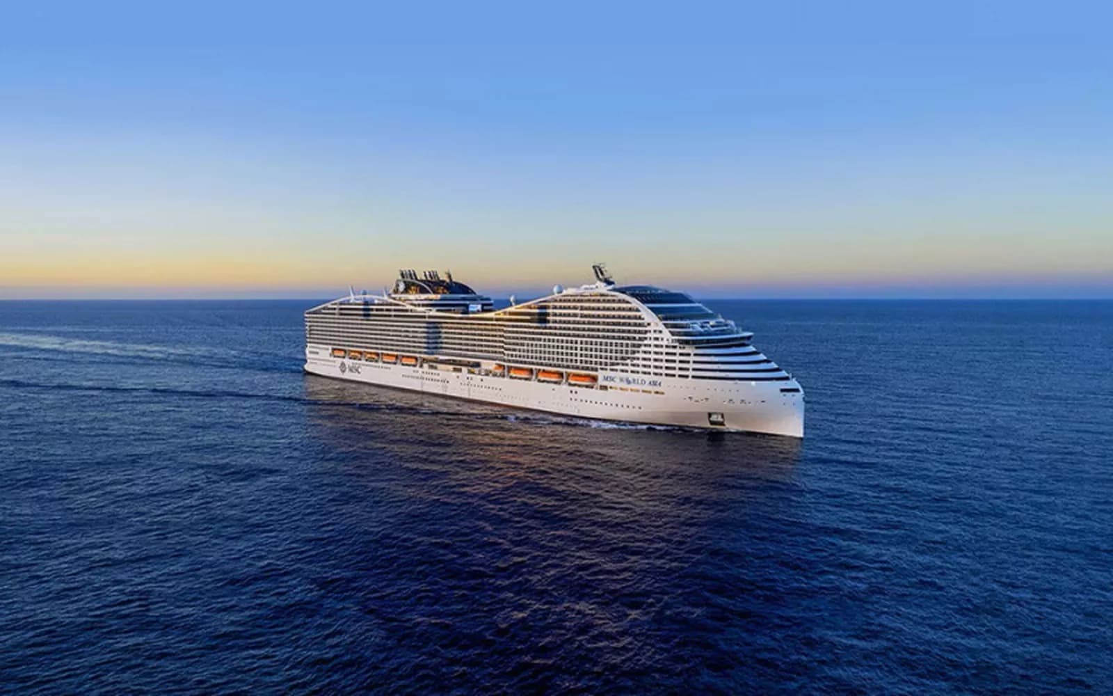 Лайнер MSC World Asia в открытом море
