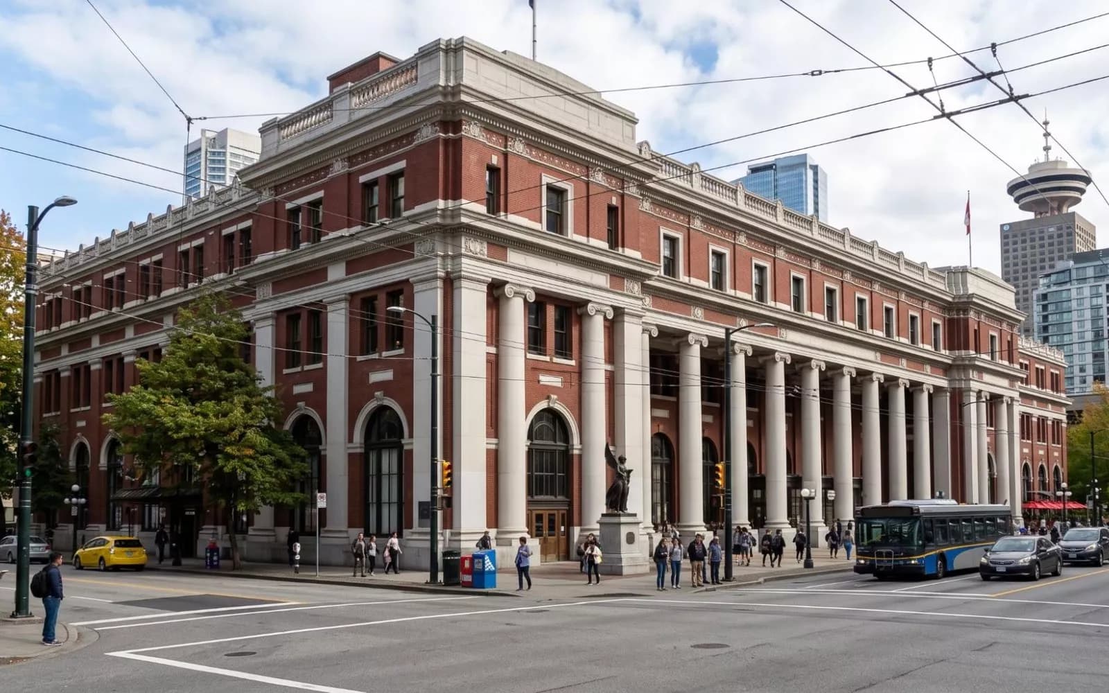 Историческое здание Waterfront Station в Ванкувере с колоннами