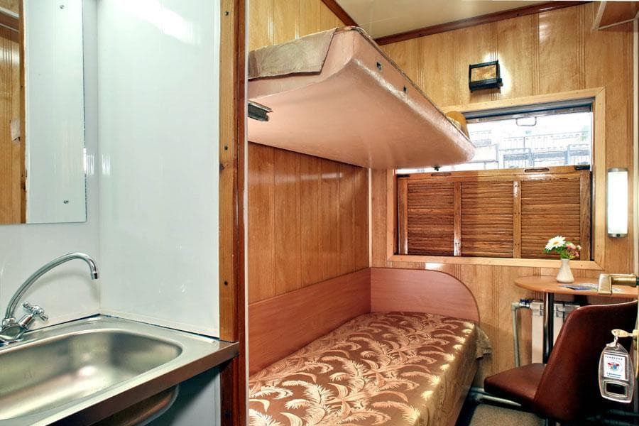 Двухместная двухъярусная каюта с частичными удобствами Теплохода Октябрьская революция