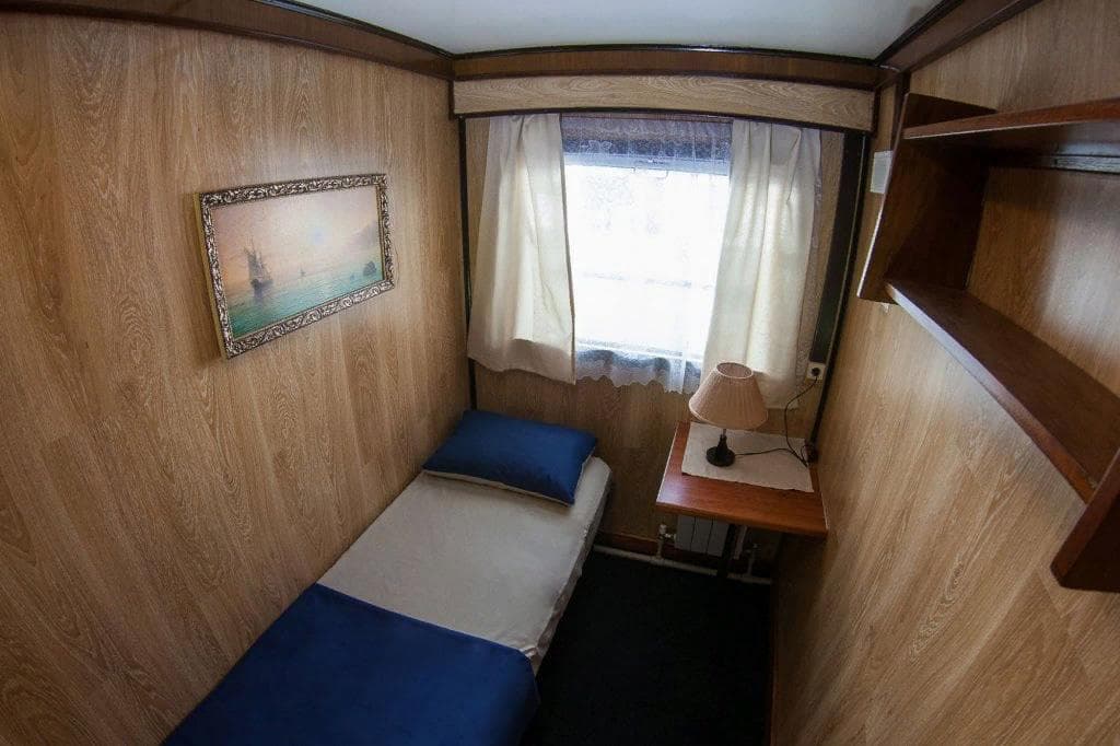 Одноместная каюта с умывальником. 1 кровать. Теплохода Александр Свирский