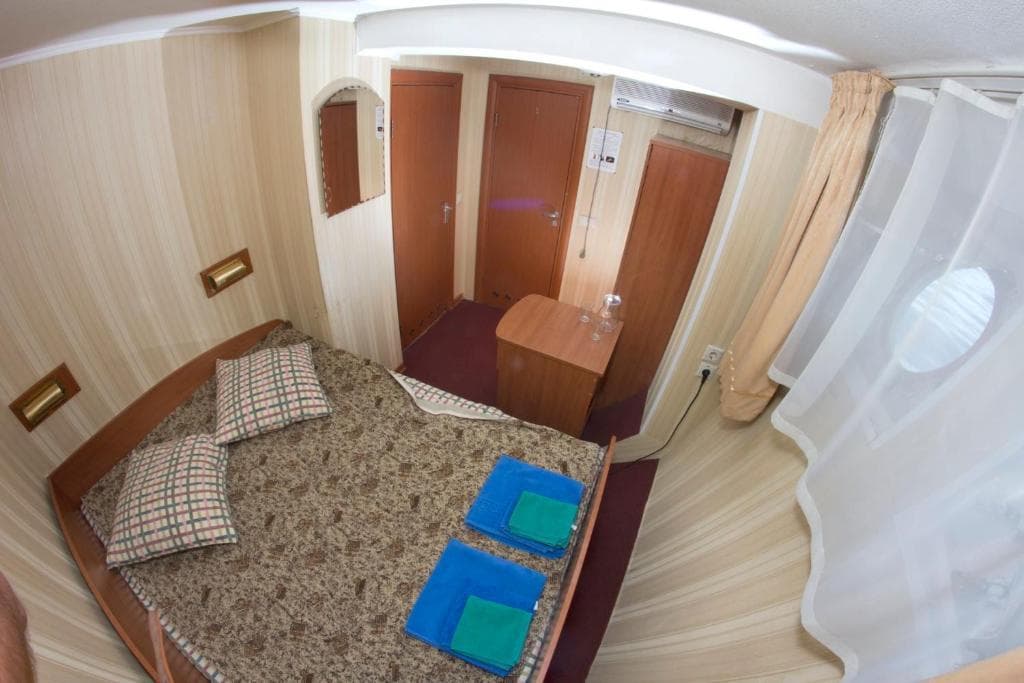 Двухместная каюта на нижней палубе Теплохода Хирург Разумовский