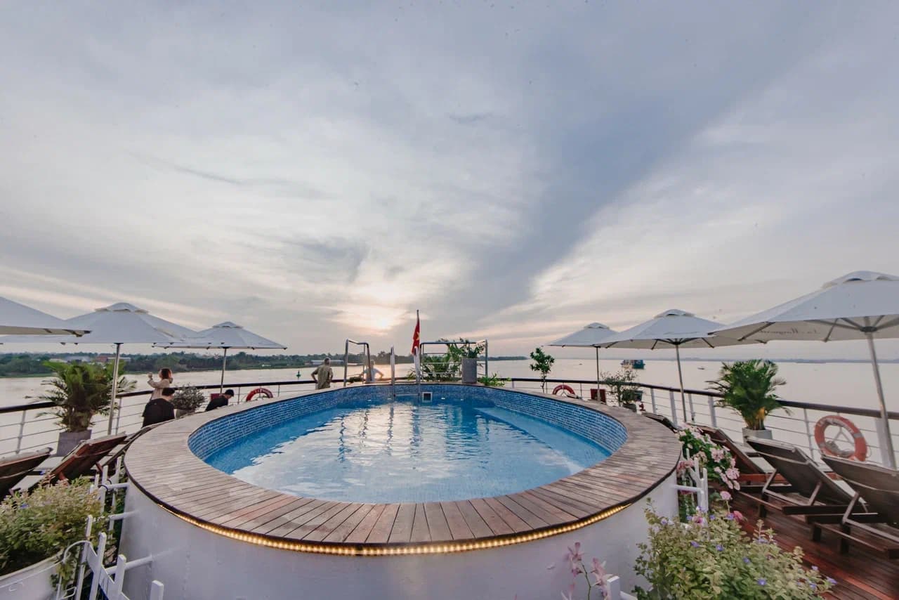 Открытый бассейн Теплохода La Marguerite