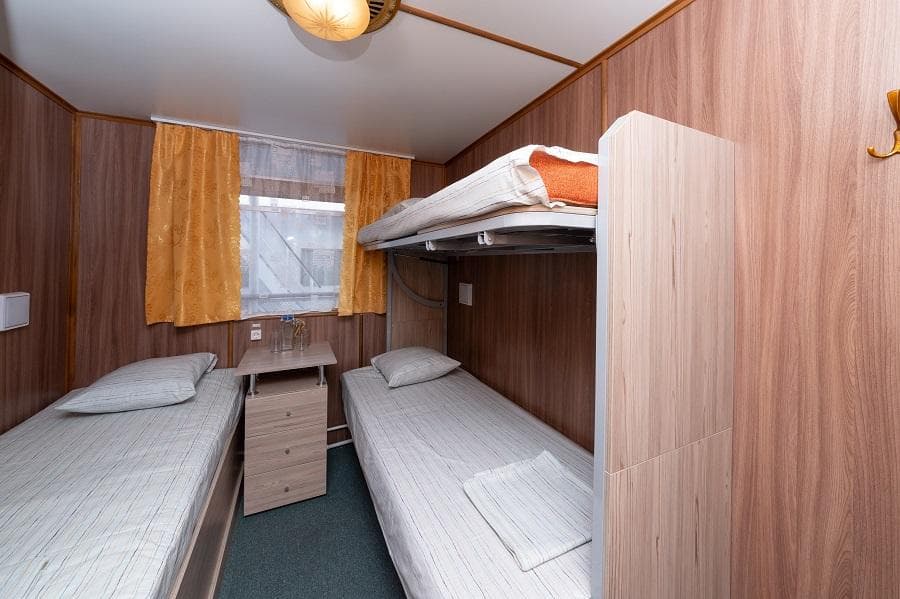 Трёхместная 2-ярусная каюта Теплохода Дмитрий Пожарский