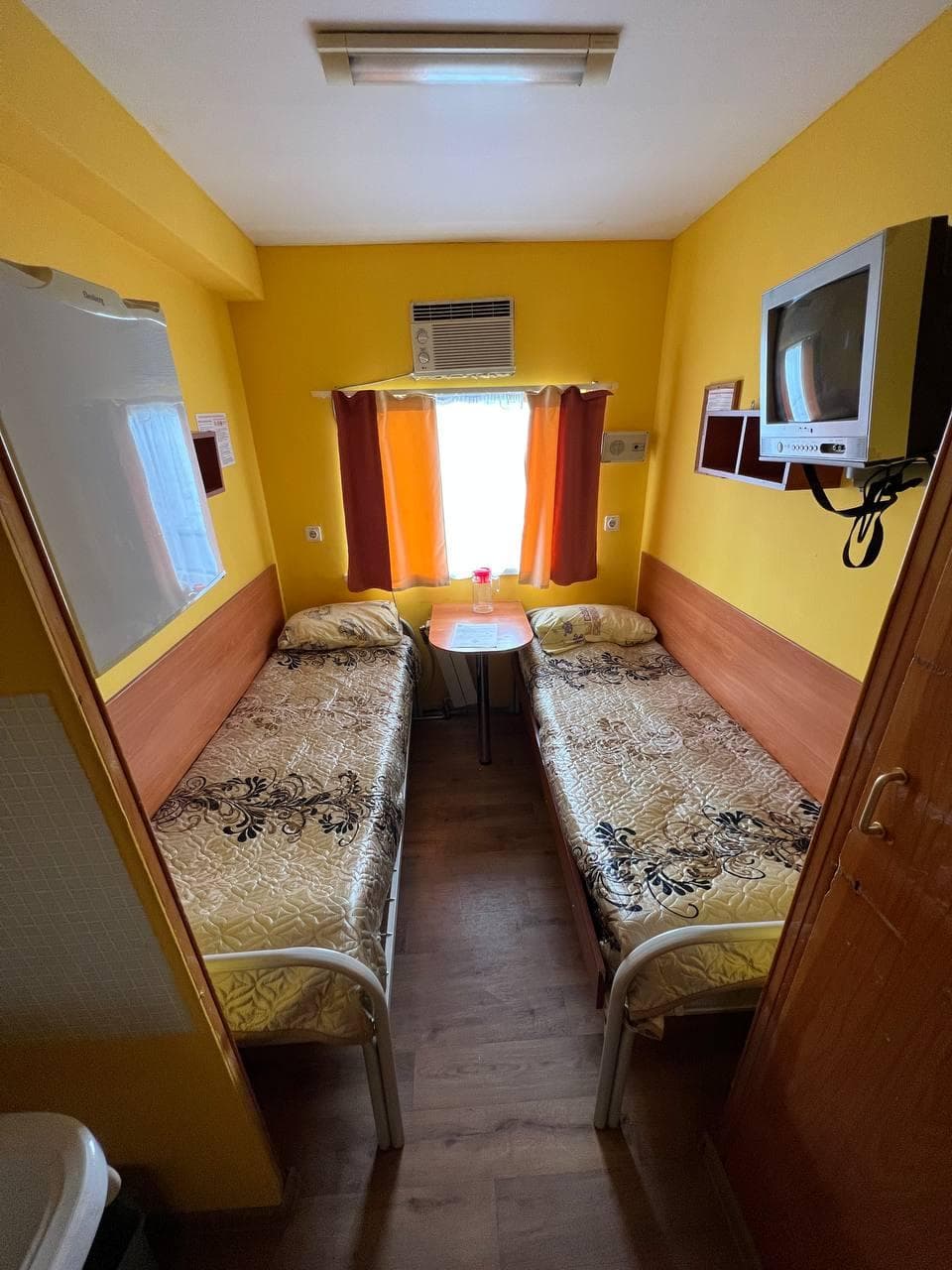 Двухместная каюта с частичными удобствами Теплохода Родная Русь