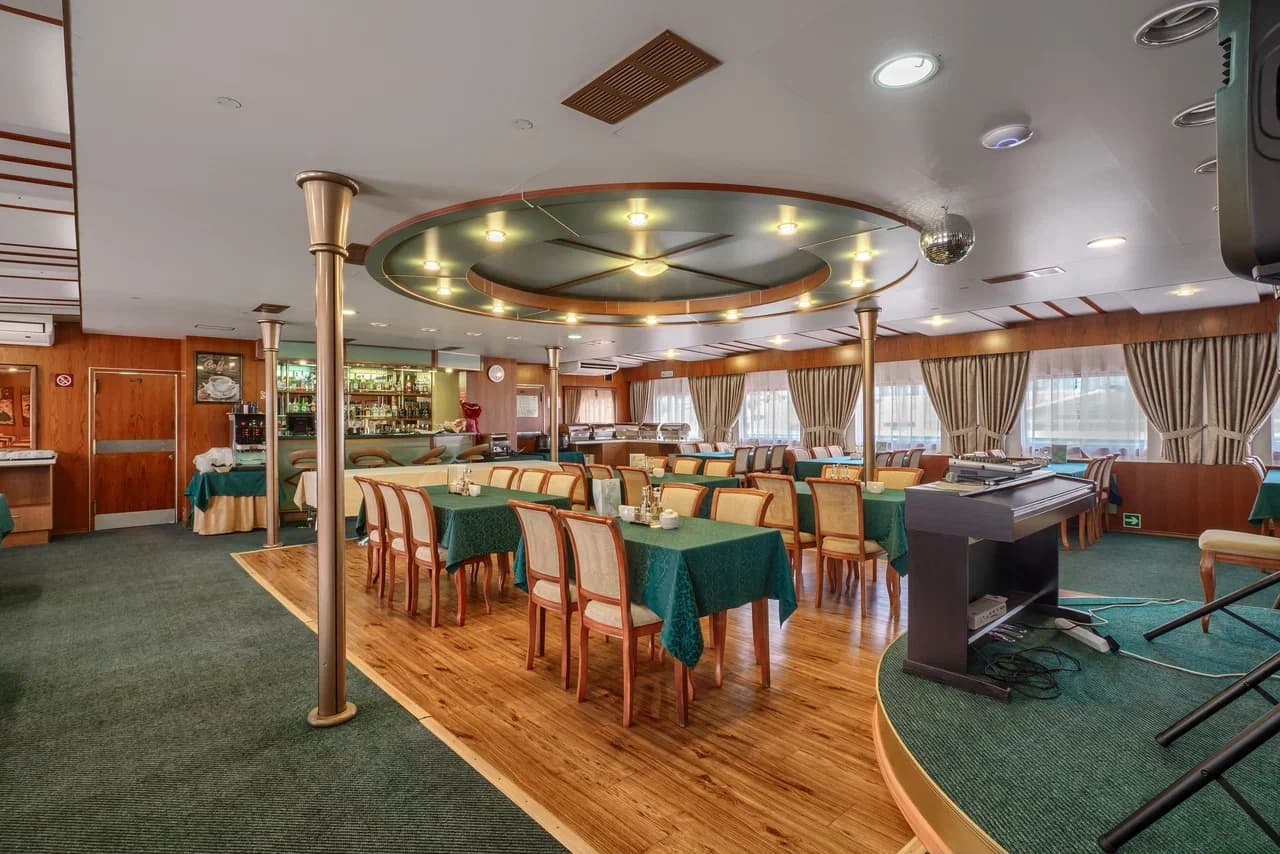 Ресторан "Нева" Теплохода Русь