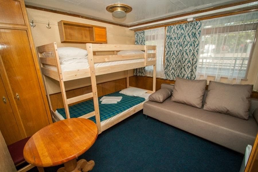 Двухместная двухъярусная каюта с частичными удобствами Теплохода Н.В. Гоголь