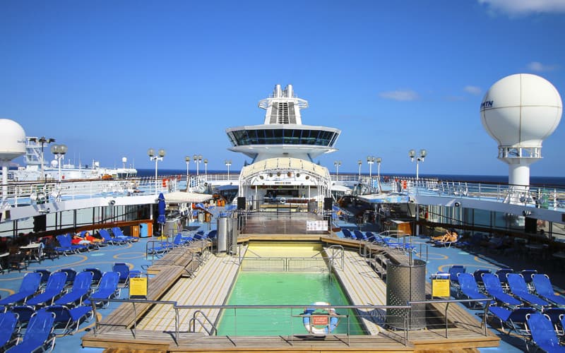 Бассейн на открытой палубе Лайнера Celestyal Olympia