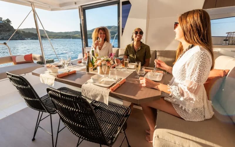 Обеденная зона  Лайнера BALI 4.2