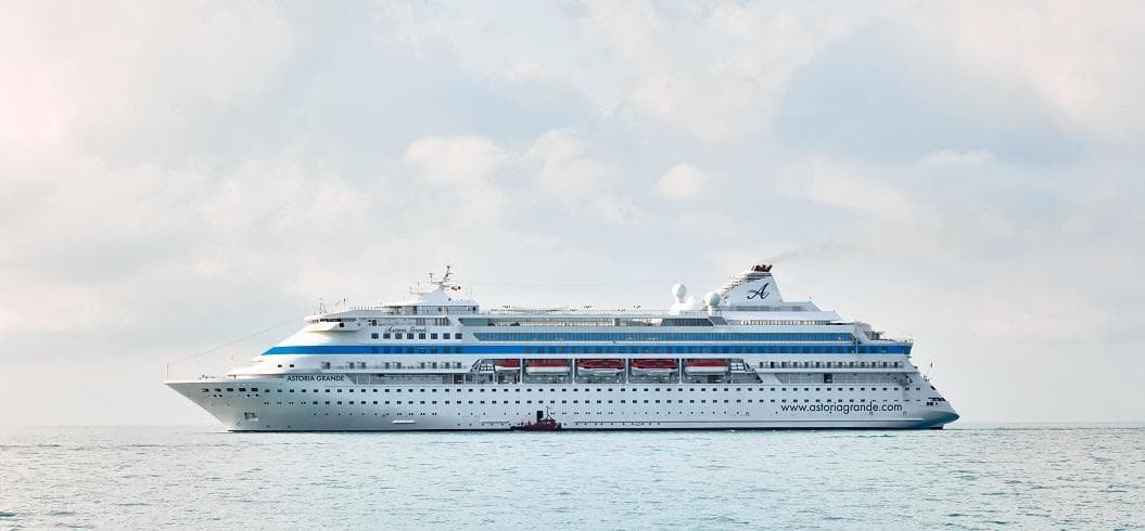 Астория Гранде совершает круиз по Черному морю