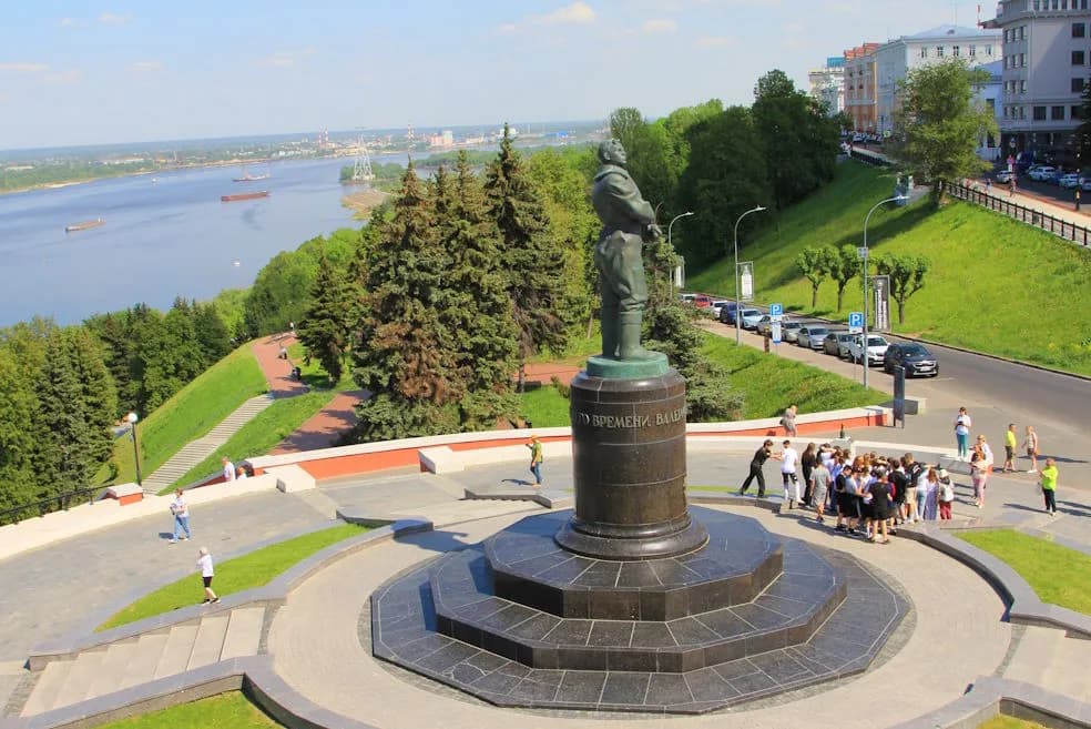 Вид на памятник Чкалову и Верхне-волжскую набережную