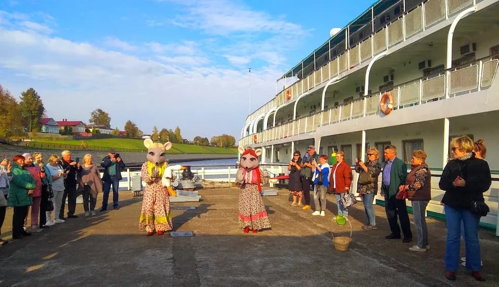 Так встречают круизные теплоходы в г. Мышкин Круизы с посещением Мышкина