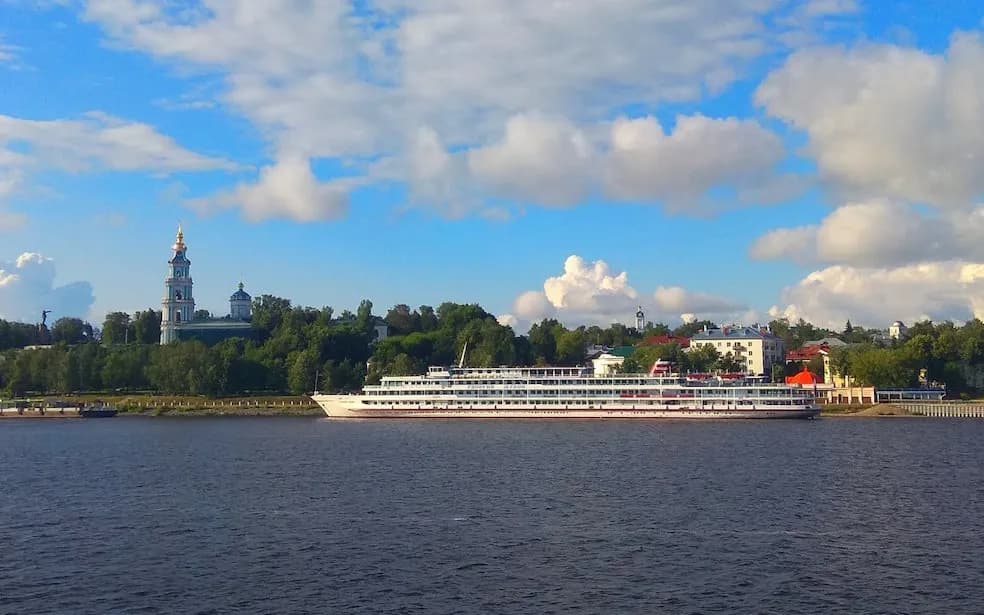 Вид на Кострому и теплоходы у причала Речные круизы с посещением Костромы