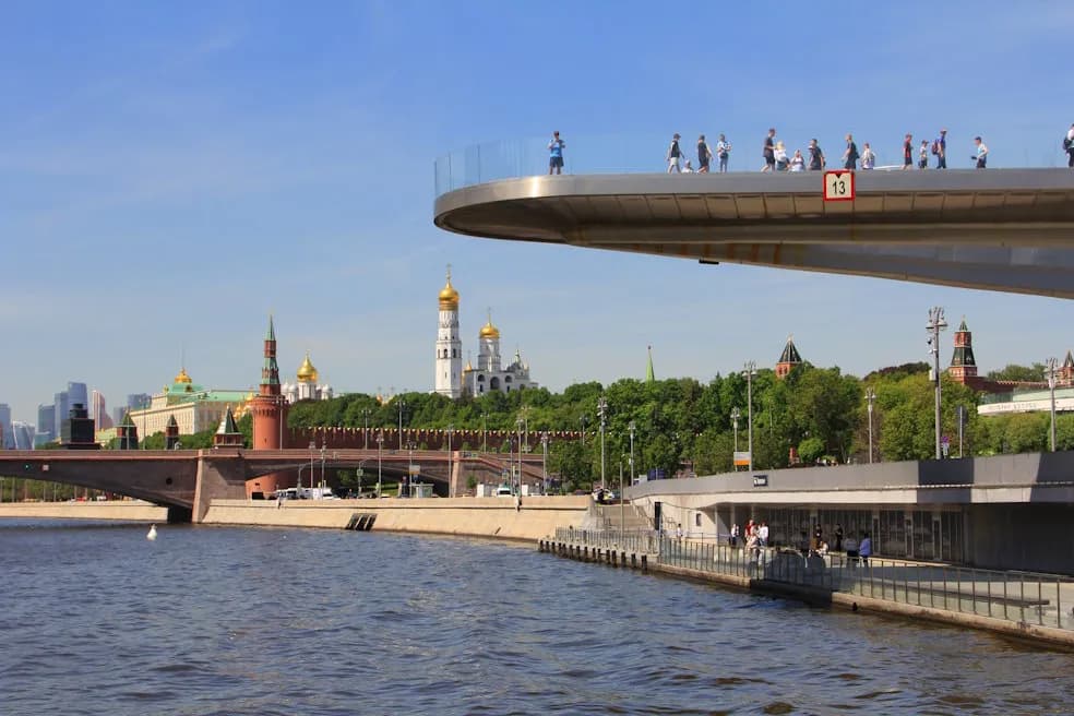 Вид на парк Зарядье и Кремль с Москва-реки Круизы с посещением Москвы