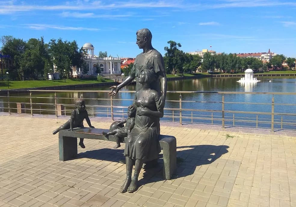 Один из памятников в центре Астрахани Памятник в центре Астрахани
