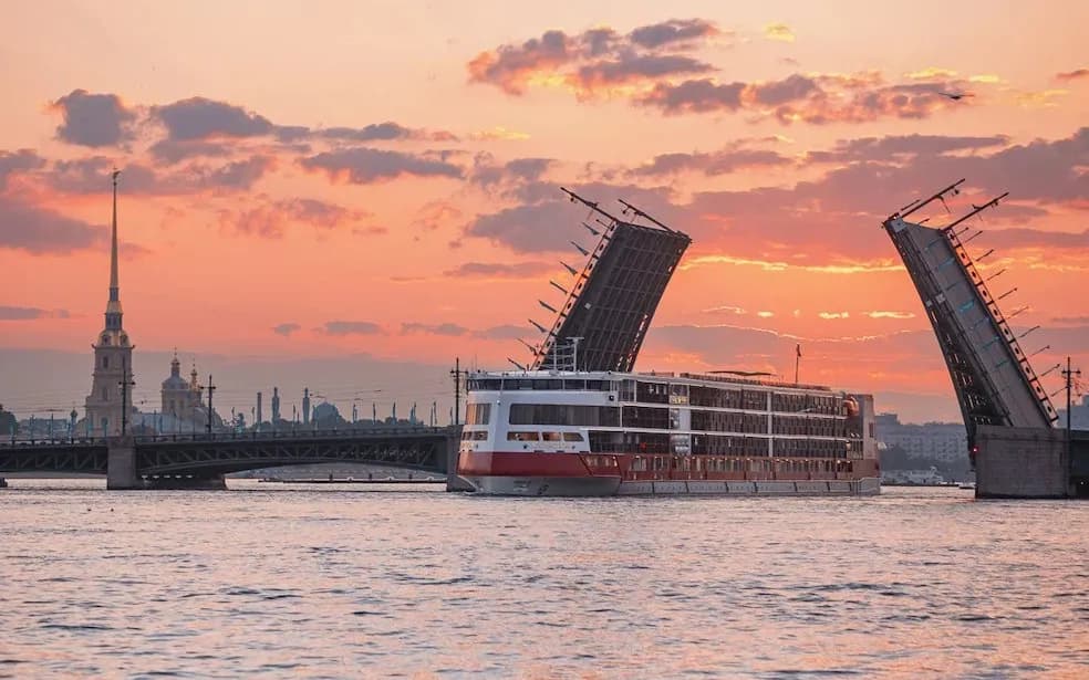 Круизный лайнер Мустай Карим на Неве Теплоход Мустай Карим в Петербурге