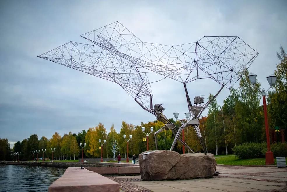 Петрозаводск. Скульптура на Онежской набережной Онежская набережная в Петрозаводске