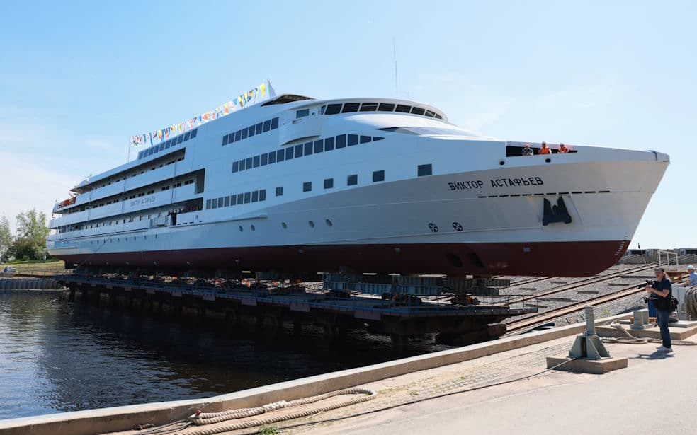 Спуск на воду нового лайнера