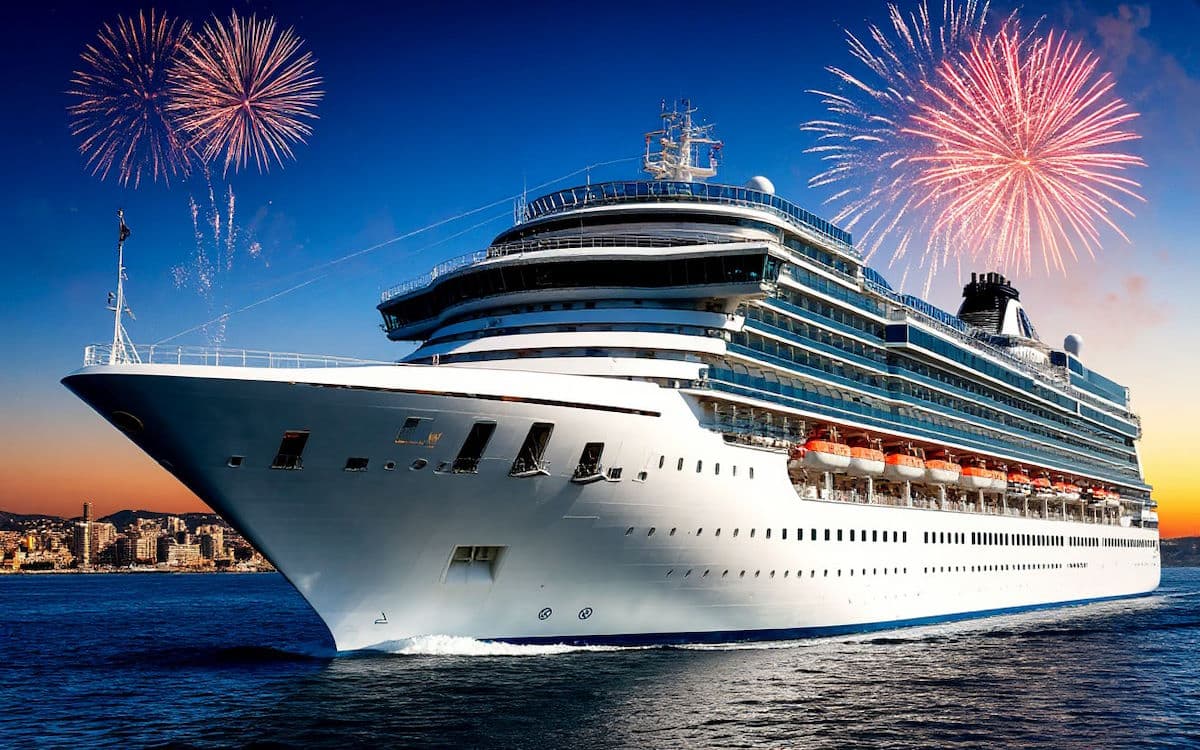 Теплоход в порту в новогоднюю ночь