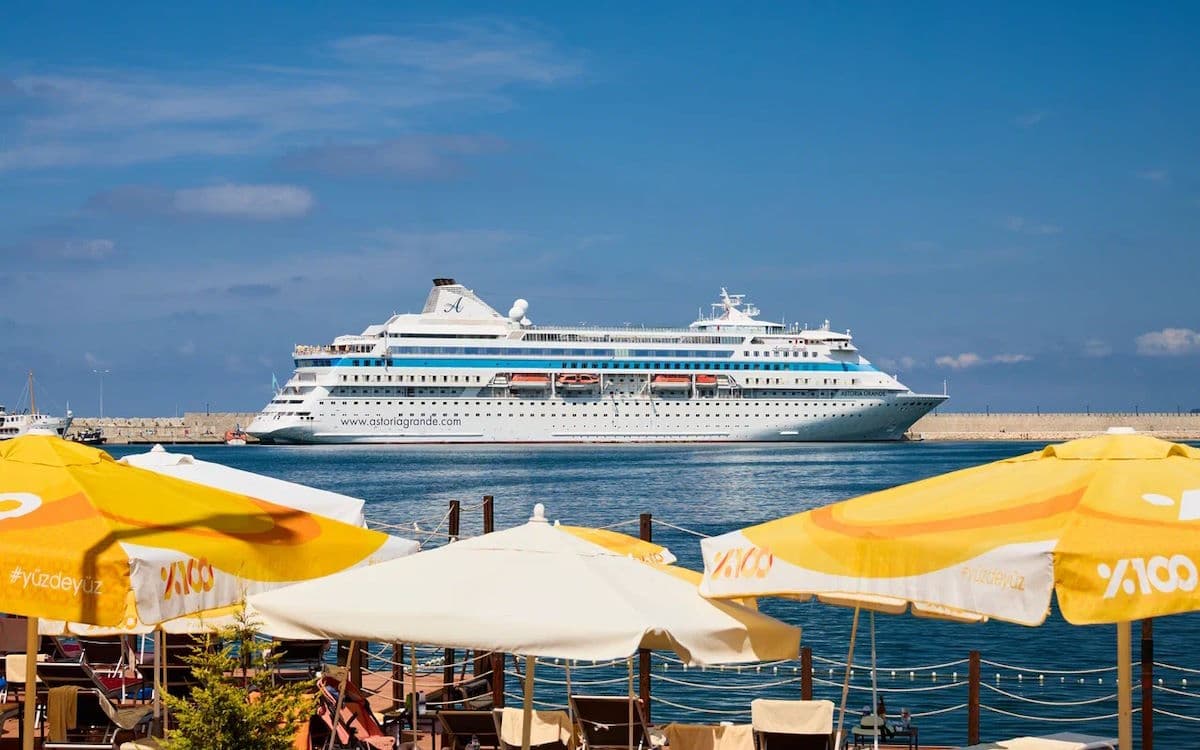 Лайнер Астория Гранде в одном из портов
