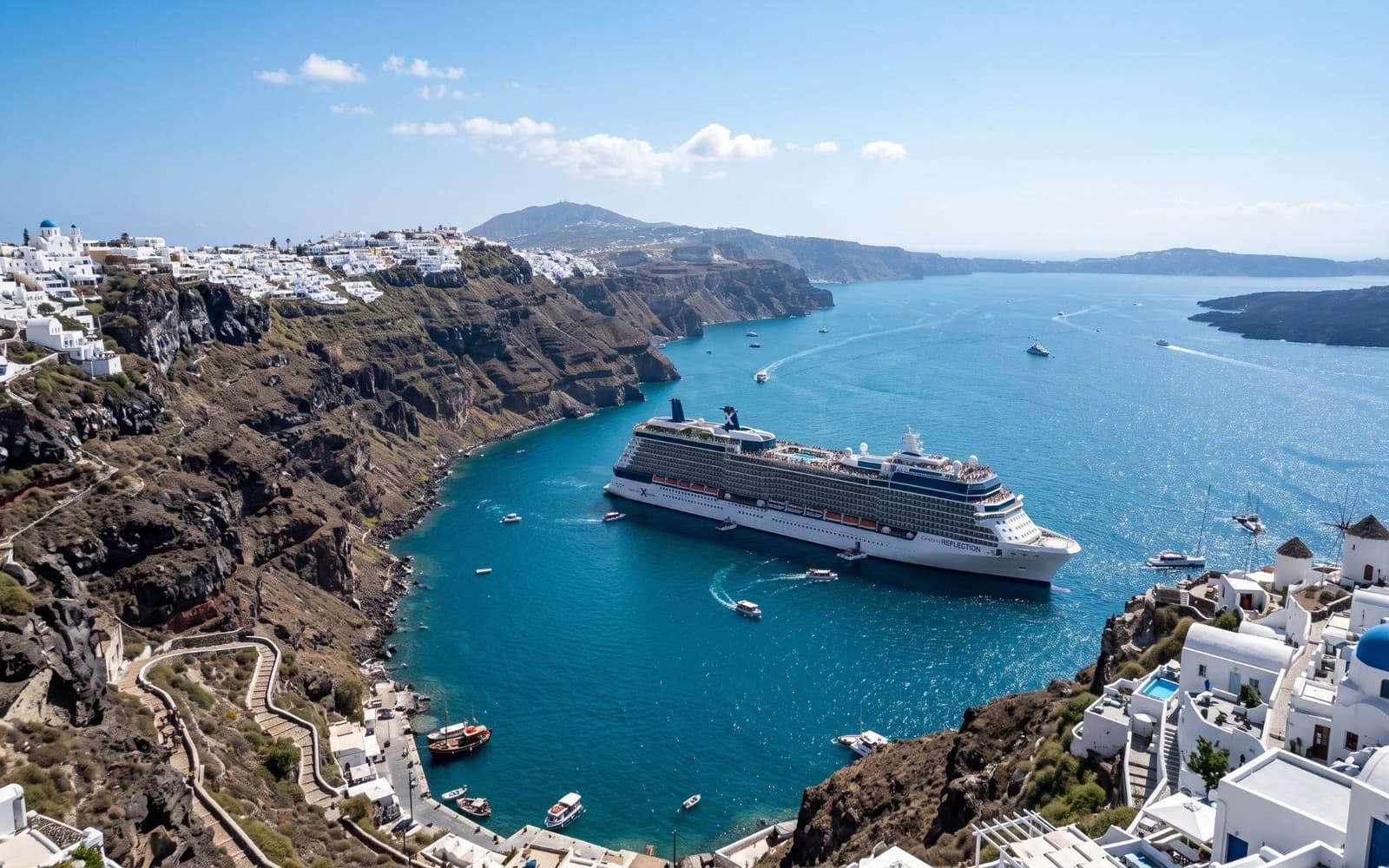 Круизный лайнер Celebrity Reflection в бухте Санторини