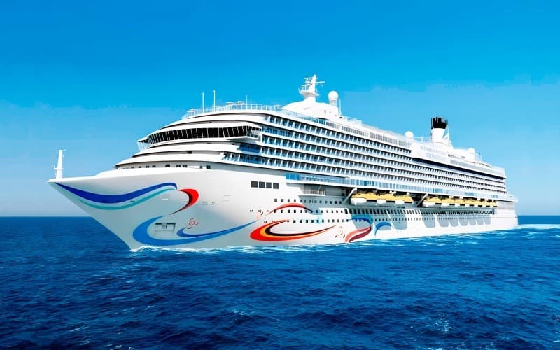 Круизный лайнер Adora Cruises в открытом море