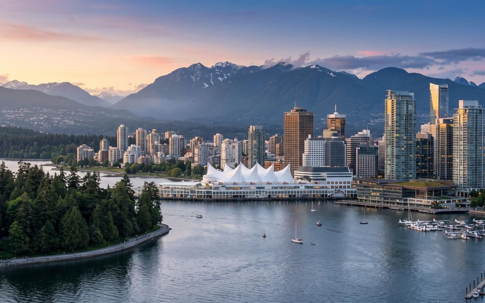 Canada Place и центр Ванкувера на фоне гор