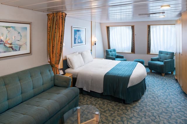 Внутренняя Spacious Promenade View Interior Stateroom (1Q)