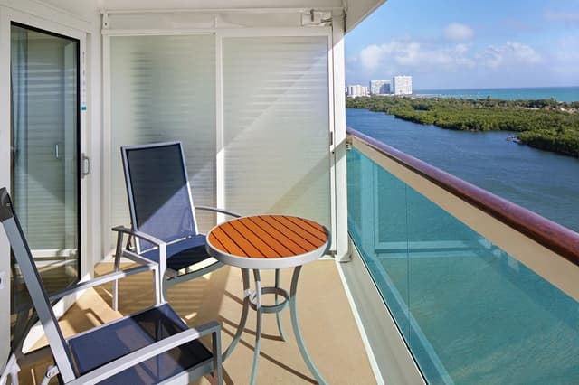 С балконом Spacious Ocean View Balcony (2B)