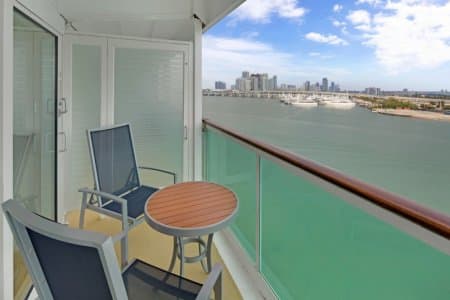 С балконом Spacious Ocean View Balcony (2B)