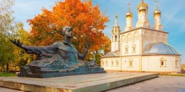 Памятник Есенину в Рязанском Кремле