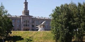 Памятник самолёту МИГ-21 и дом-музей Чкалова